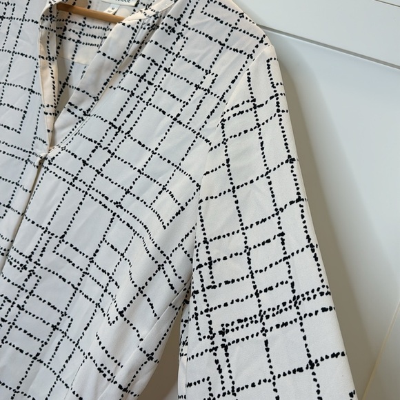 Prologue Long Wide Sleeve Winter White Black Design Size: Medium - Picture 8 of 11